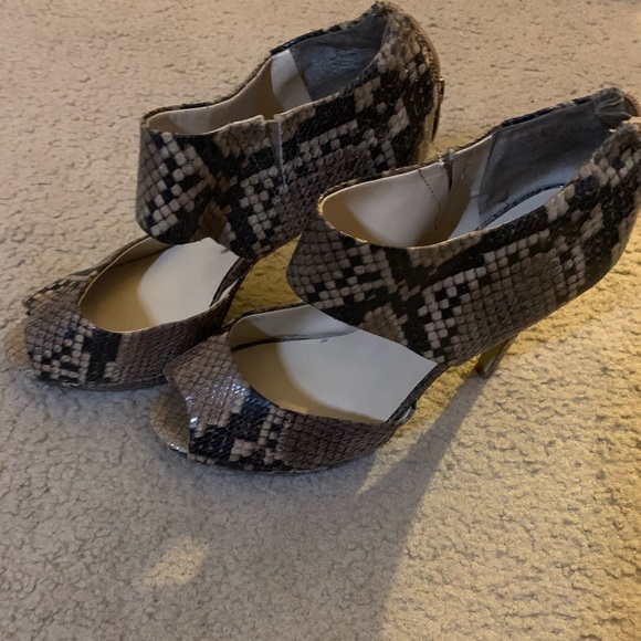 Snake print peep toes - Picture 2 of 2